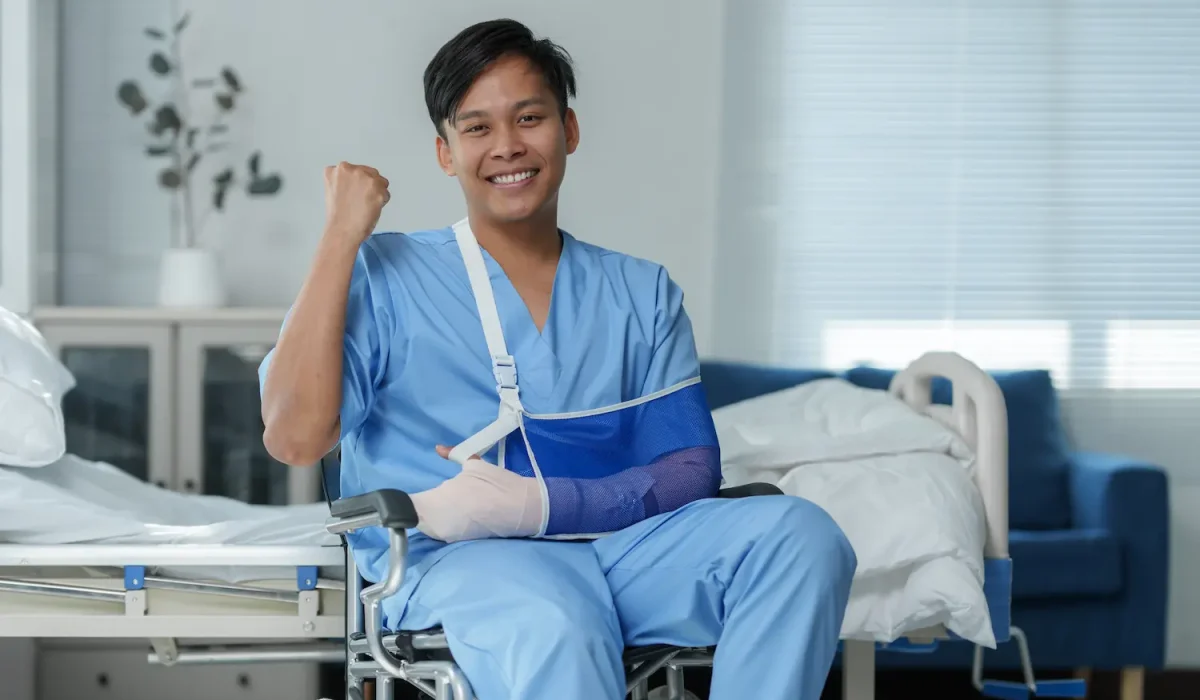 man-in-sling-celebrates-recovery-in-hospital-2026-03-20-03-52-13-utc